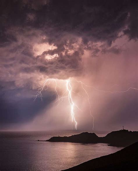 20 Most Spectacular Photos From Monday Nights Lightning Show