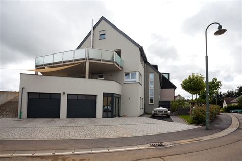 Verkaufsstätten, deren verkaufsräume und ladenstraßen eine grundfläche. Neubau Einfamilien­wohnhaus mit Tierarztpraxis Consdorf | LUDES ARCHITECTE S. à r. l.