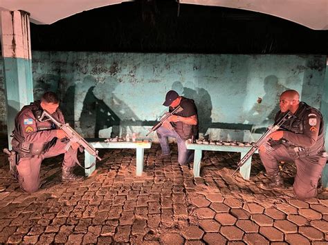 Três jovens são presos por tráfico de drogas no bairro Moura Brasil