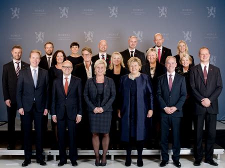 Grensen er stengt for alle utlendinger som ikke bor i norge. Hva er demokrati - Studieweb.no