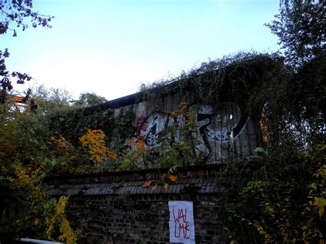 Für die grenzposten, die keinerlei instruktionen hatten, war die lage zunächst völlig unklar. 15 Orte, wo man noch Reste der Berliner Mauer sehen kann!