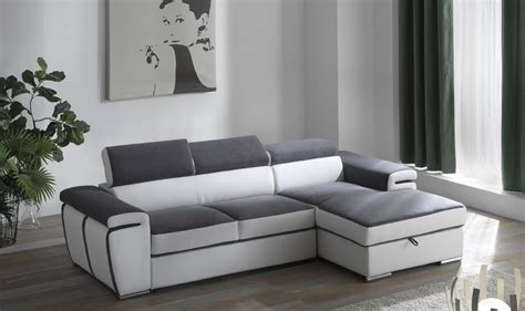 Divano letto comodo e facile da aprire. Divano Piccolo / Il divano poggia su un'elegante base in ...