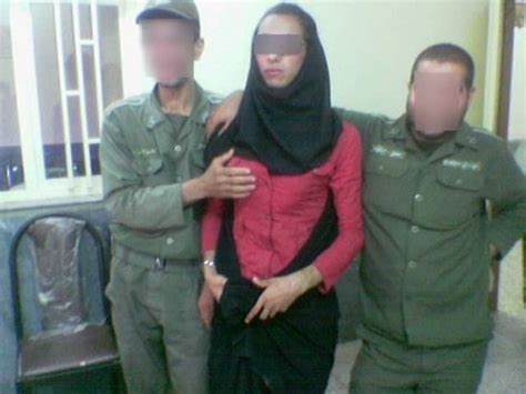 وبلاگی برای بالاترین سربازی که دستش را روی سینه‌ی زن بازداشت شده گذاشته عکس