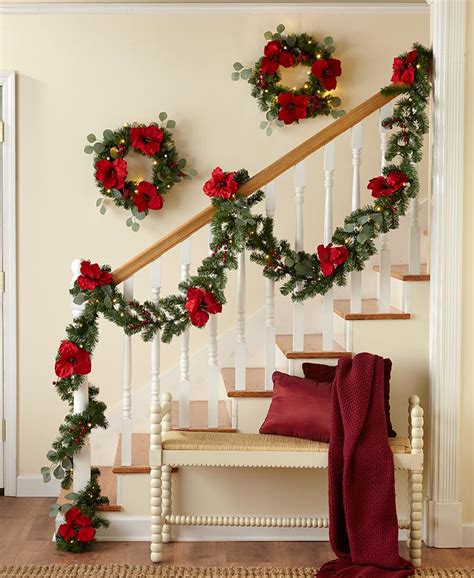 Not necessarily with the image of santa, it can be in red or blue with winter patterns. 7 Classic Christmas Decorating Ideas For Your Living Room ...