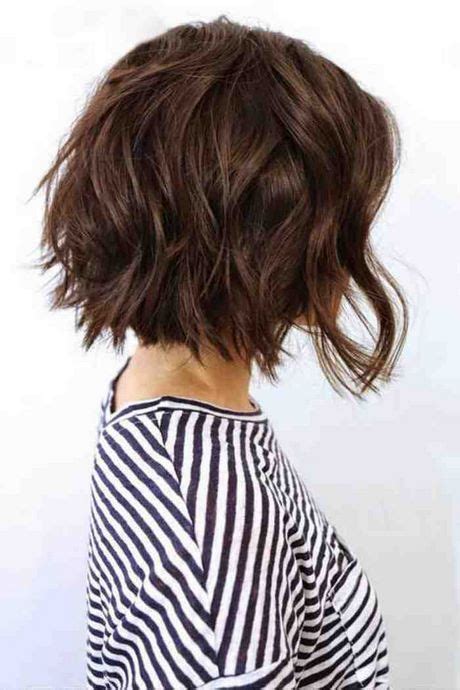 En fonction de votre visage, vous pouvez même y ajouter une frange ou bien des mèches plus courtes pour un look plus branché, voire négligé! Carré court bouclé dégradé