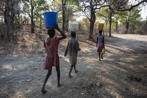 Angola Milhões De Pessoas Com Fome E Milhares Obrigadas A Fugir Devido à Seca Extrema