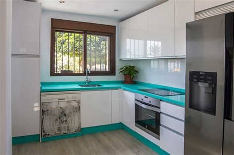 El estilo retro se basa en recordar las décadas de los 60 y 70 del siglo xx y está enfocado a recrear un cierto estilo industrial. Dale vida a tu cocina con colores arriesgados y vinilos