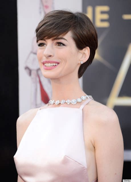 Glamour Anne Hathaway S Nipples On The Oscars Red Carpet So Distracting