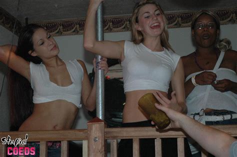 Süße Betrunkene Teens Konkurrieren Und Strippen Im Wet T Shirt Wettbewerb Porno Bilder Sex