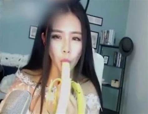 China proíbe vídeos de usuários comendo bananas de forma erótica