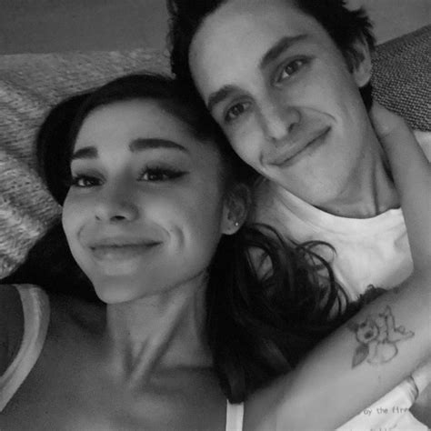 Ariana grande is a married woman, her rep has confirmed to just jared! Ariana Grande Is Engaged to Real-Estate BF Dalton Gomez