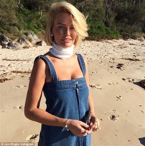 Lara Bingle Swims Through Crystal Clear Beachwater Daily Mail Online