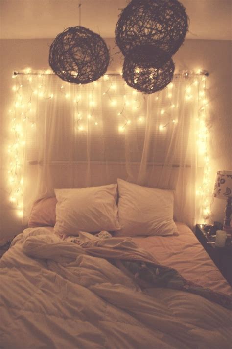 A cheap white curtain, removable wall hooks and christmas lights are only things you need to create a holiday bed canopy. // @laci25king 💫 | Decoraciones de cuartos