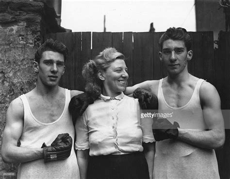 1950s amateur boxers reggie left and ronnie kray with their mother violet kray the krays