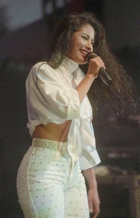 Pin By Itsbabyhuh On 90s Mi Amor Selena Quintanilla Outfits Selena