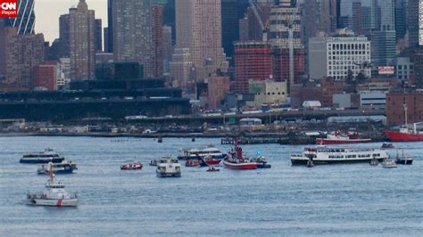 2009 Airplane Crash Lands Into Hudson River All Aboard Reported Safe Cnn