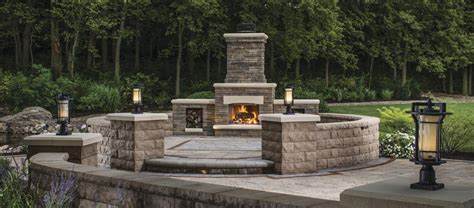 How to reface an existing fireplace with beautiful stacked stone. Bordeaux™ Series: Stacked Stone Outdoor Fireplace & Kitchen