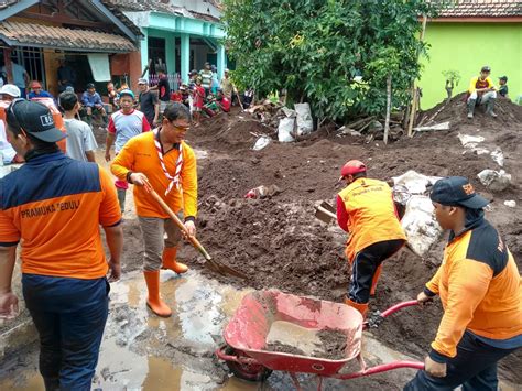 Pramuka Bantu Pemulihan Korban Bencana Banjir Bandang Banyuwangi