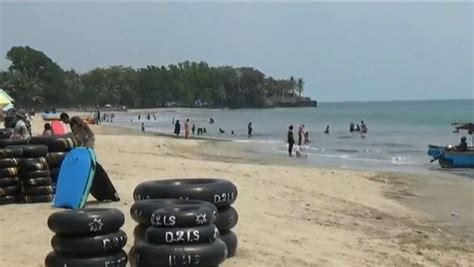 Jelang Psbb Banten Objek Wisata Pantai Tetap Ramai Pengunjung
