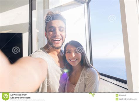 Jeunes Couples Prenant La Femme De Photo De Selfie Et Lhomme