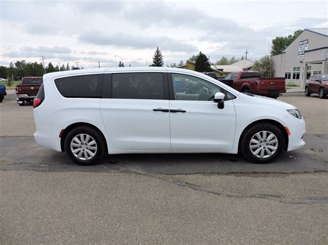 Pre Owned 2018 Chrysler Pacifica L 2wd Low Km Demo Special 7