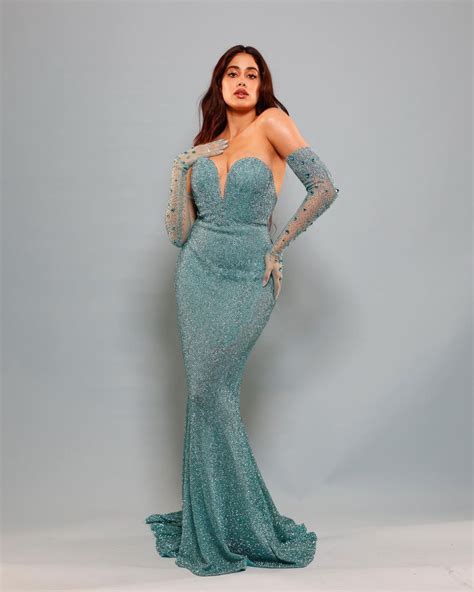 Janhvi Kapoor Crossed All Limits Of Boldness Wearing Braless Deep Neck Dress Pictures Went