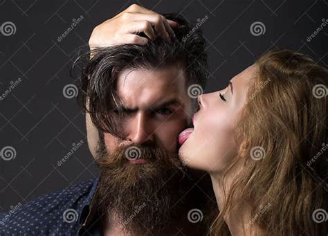 Língua Beijo Sensual Jovens Casais Beijando E Fazendo Amor Beijos Amantes Foto De Stock Imagem