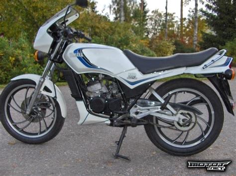 Claimed horsepower was 16.63 hp (12.4 kw) @ 9000 rpm. 1982 Yamaha RD 125 LC - Moto.ZombDrive.COM