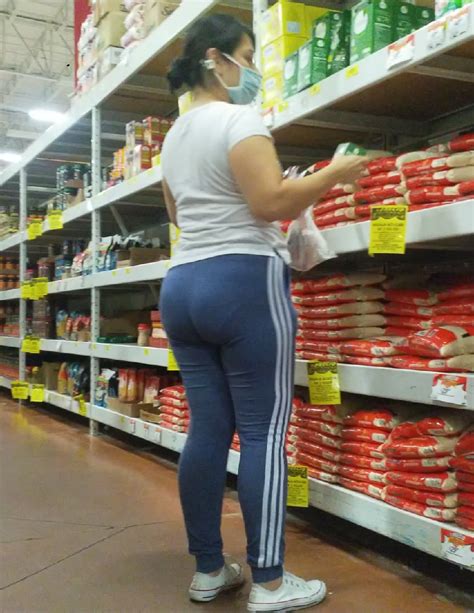 Nalgona En El Supermercado Con Calzas Entalladas Mujeres Bellas En La