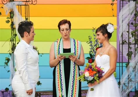 Futil ou Politizado Sociedade etc Casal de lésbicas se casa em frente a igreja