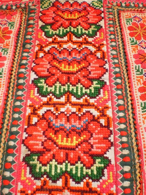 flower-cross-stitch-patterns,-embroidery-inspiration,-hmong-embroidery