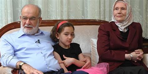 Cumhurbaşkanı adayı ve saadet partisi genel başkanı temel karamollaoğlu ve ailesi ile gerçekleştirilen bayram sohbeti tv5 televizyonunda yayınlandı. Temel Karamollaoğlu'nun eşi Ayşe Yasemin Karamollaoğlu ...