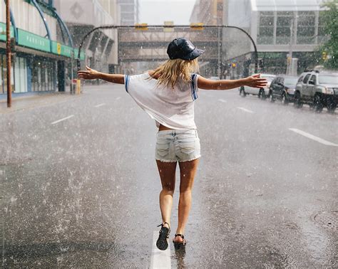Young Woman Dancing In The Rain On An Empty Street Del Colaborador De