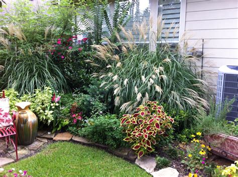 Discover house & garden online, your first stop for the latest interior design ideas, beautiful lifestyle inspiration and delicious food recipes. Sue's "There's no place like home" garden in Texas ...
