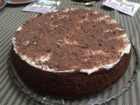 Anschliessend neun rondellen, 6 mit 3 lagen kuchen und 3 mit 2 lagen kuchen, ausstechen und ebenfalls kühl stellen. Herrentorte mit Preiselbeeren und Kaba von brisane ...