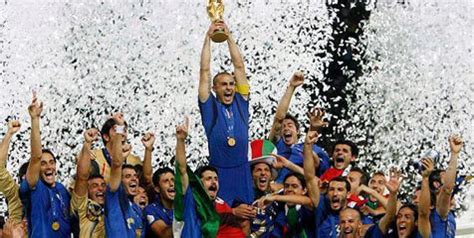 Luis suarez mengguncang dunia sepak bola usai dituduh menggigit pemain italia. Tiga Pemain Gaek Italia Segera Dapatkan Lisensi Pro - Bola.net
