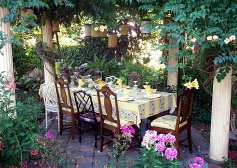 It's made entirely out of 2x4's, making it a great building project for a beginner. 19 Lovely Outdoor Table Settings Ideas for Small Summer Party