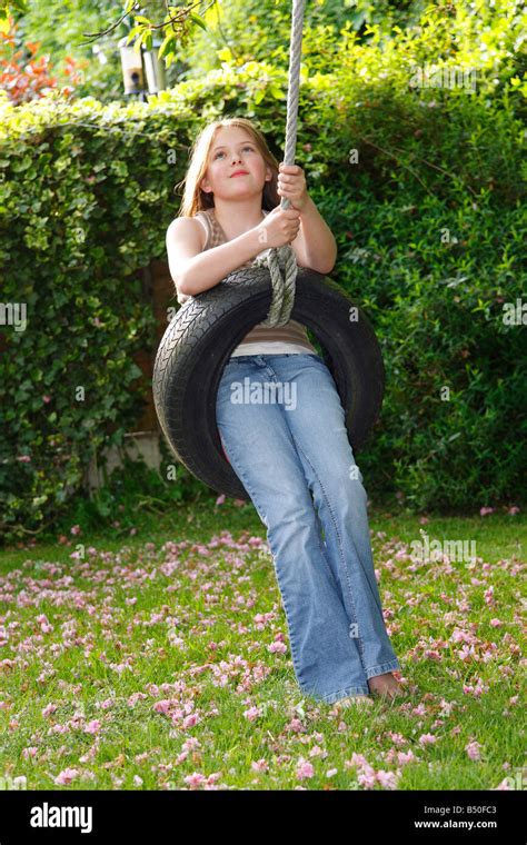 12 Jahre Altes Mädchen Spielen Auf Reifen Schaukel Stockfotografie Alamy