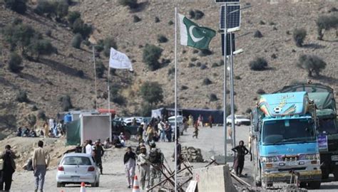 بسته شدن گذرگاه تورخم؛ از درگیری طالبان با پاکستان تا ایجاد اختلال در