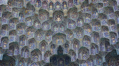 معماری اسلامی نمای داخلی گنبد مقرنس کاری شده مسجد شیخ لطف الله