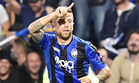 Alejandro papu gomez is a footballer from handballgentina that plays for atalanta his face is badly drawn like all his team, this as joke that dean thinks . Il Papu Gomez: 'In pochi tengono testa alla Juve. Per lo ...