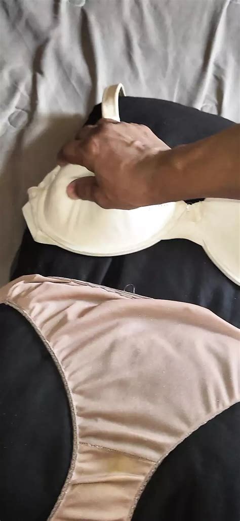 femme soutien gorge et culotte sur un oreiller xhamster