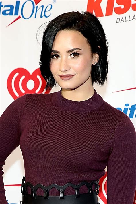6 celeb inspired makeup looks perfect for any holiday fête demi lovato hair demi lovato style