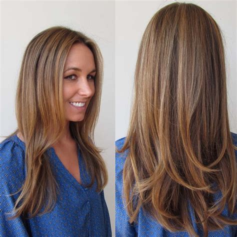 A medium blonde, dark chocolate hair color mix for women over 50 with dark skin complements the skin tone perfectly. Hair trends 2017: Dark blonde