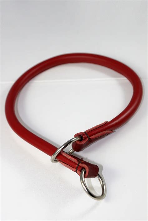 A dog choke collar can be an effective training aid when assembled and put on your dog in an appropriate fashion. Choke dog collar - Harakhan Kennel