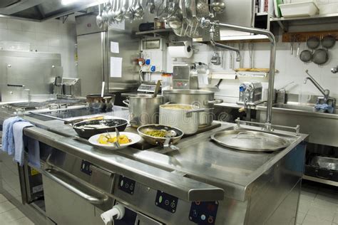 Aquí hay juegos de cocinar de todo: Restaurant kitchen stock photo. Image of hospitality ...