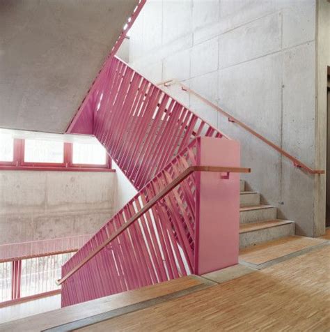 Zuletzt letzte woche und es fesselt mich auch heute noch. Das Pink des Geländers setzt einen farblichen Akzent im ...