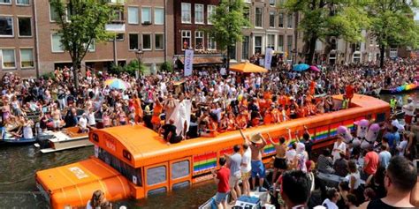 drukte in amsterdam voor kleurrijke canal parade blik op nieuws