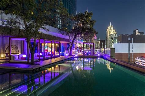 Bangkok dinner cruises menjadi salah satu destinasi wisata kuliner favorit di bangkok yang tidak boleh anda lewatkan, wisatawan dari. BAR9 Beer Garden, Menikmati Dunia Malam di Pratunam ...