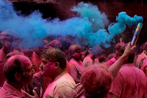 Photos Holi Festival Brings Out The Colors In India Twin Cities